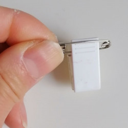 Spilla e clips con biadesivo