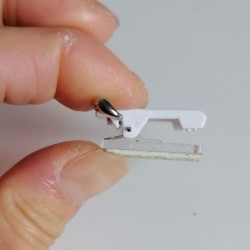 Spilla e clips con biadesivo