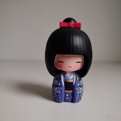 Kokeshi in resina