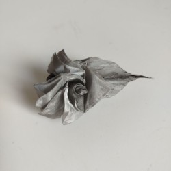 Spilla origami rosa in metallo