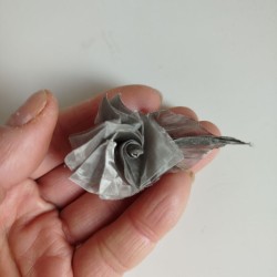 Spilla origami rosa in metallo