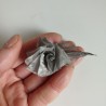 Spilla origami rosa in metallo