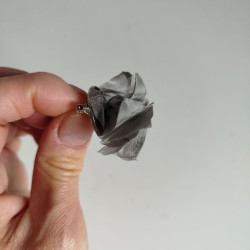 Spilla origami rosa in metallo