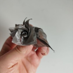Spilla origami rosa in metallo