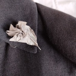 Spilla origami rosa in metallo